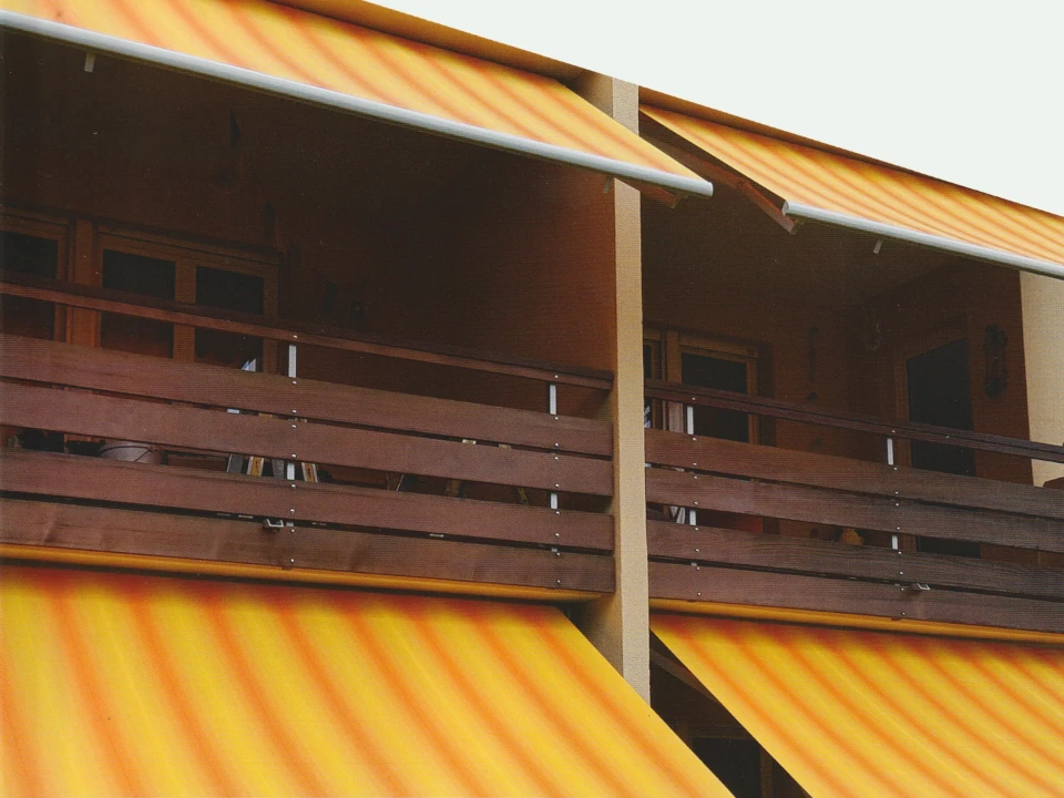 Balkonové markýzy na budově