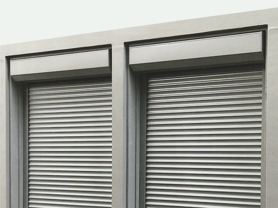 Předokenní rolety na moderní fasádě