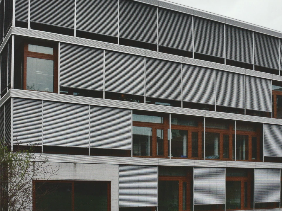 Předokenní žaluzie na administrativní budově